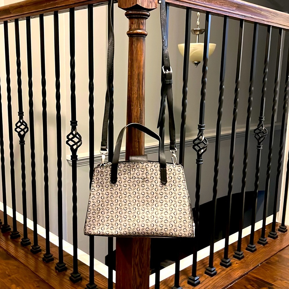 Selling a black and gray shoulder purse, lightweight, removable strap